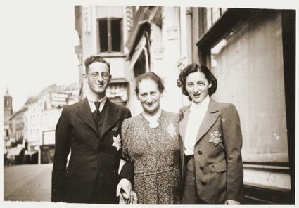 Billa Koppel-Zeligman met haar zoon Jacob (Jaques) en haar dochter Betti in augustus 1942 in Zutphen