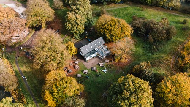 Luchtfoto van Bij de Fortwachter op Fort Jutphaas in Nieuwegein, omringd door bomen in herfstkleuren.