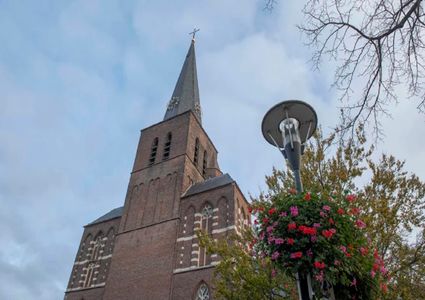 Willibrorduskerk Deurne met bloembak