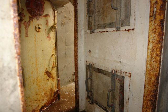 Verroeste deuren in de oude bunker onder het Wilhelminaplein