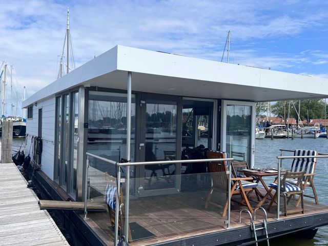 Woonboot loft op water.