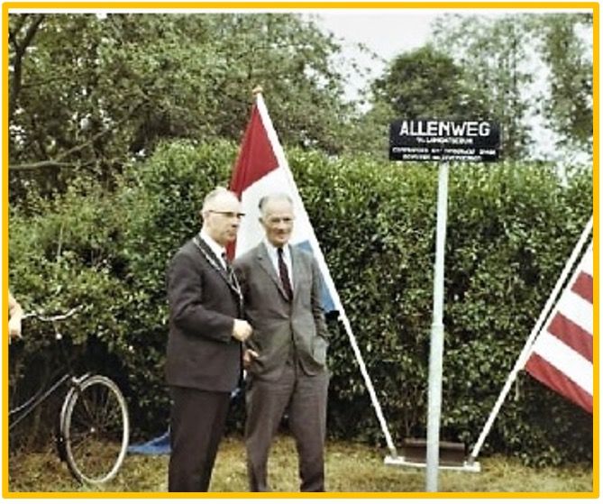 Terry Allen en burgemeester Schaminee bij het straatnaambord Allenweg