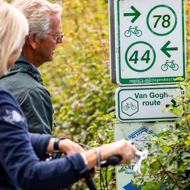 Liever fietsen? Maar liefst 10 Van Gogh fietsroutes nemen je mee door Eindhoven, Nuenen, Zundert, Etten-Leur, Tilburg, Breda, 's-Hertogenbosch en Helvoirt. Kies je favoriete route, bestel de Van Gogh fietskaarten of wandelkaarten en ontdek Brabant met niemand minder dan Vincent van Gogh als gids.