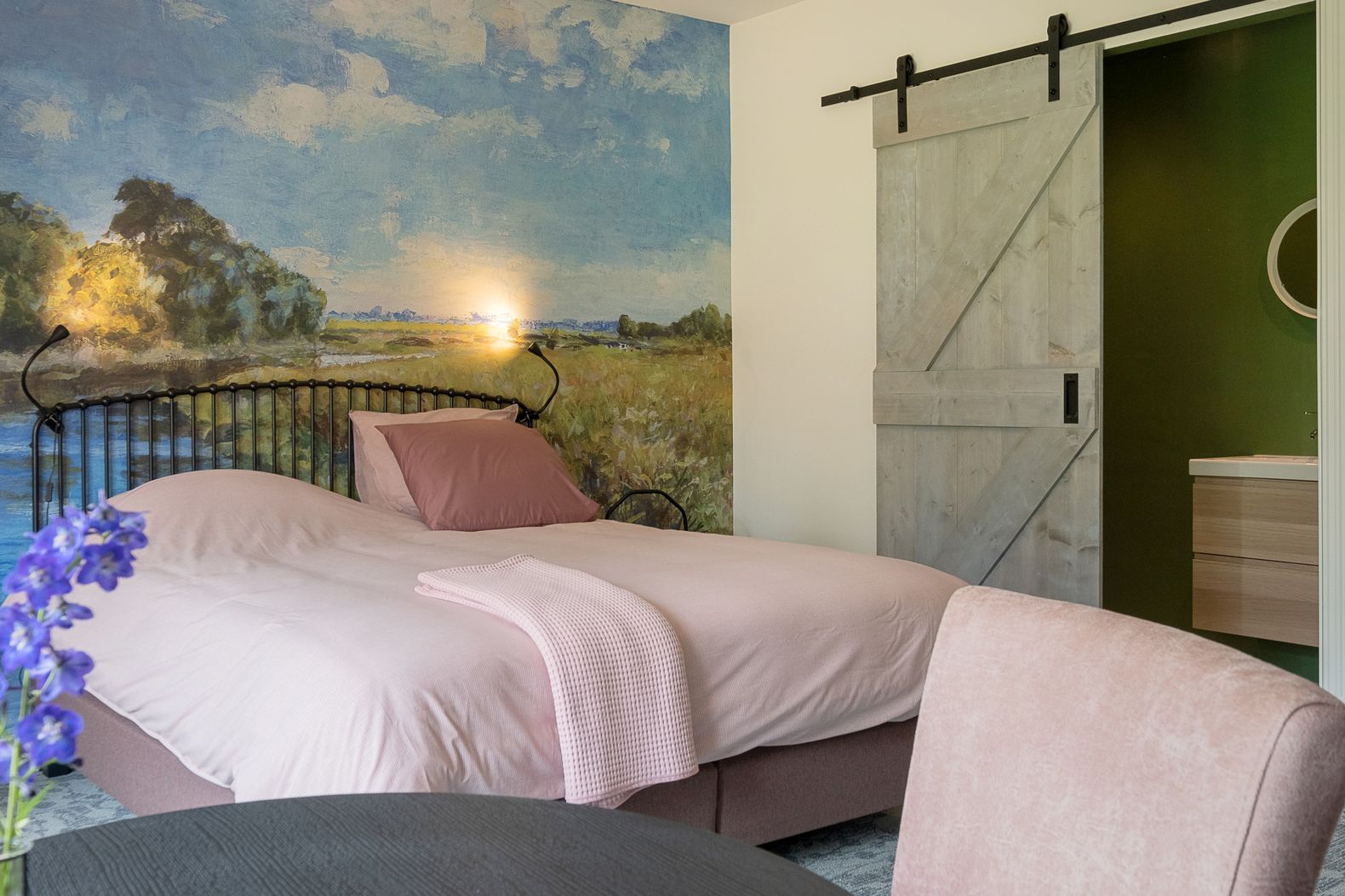 Ruime B&B kamer met eigen douche en wc, koffie- en thee faciliteiten, TV, minibar, zitje, riant bed en klein privé terras.
