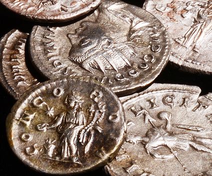 Foto van een deel van de muntschat uit Buren.