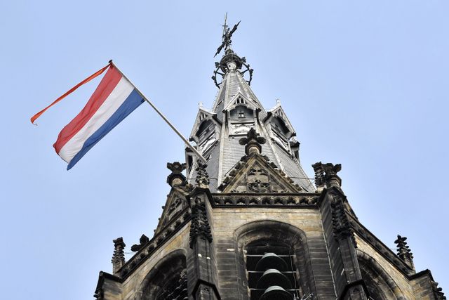 De Nieuwe Kerk in Delft met een Nederlandse Vlag op de toren