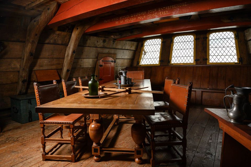 De grote kajuit van het schip de Batavia met een tafel en stoelen eromheen