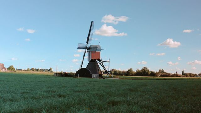 Kalkmolen vanuit de zijkant in Hoogmade