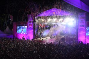 podium met lichtshow en confetti