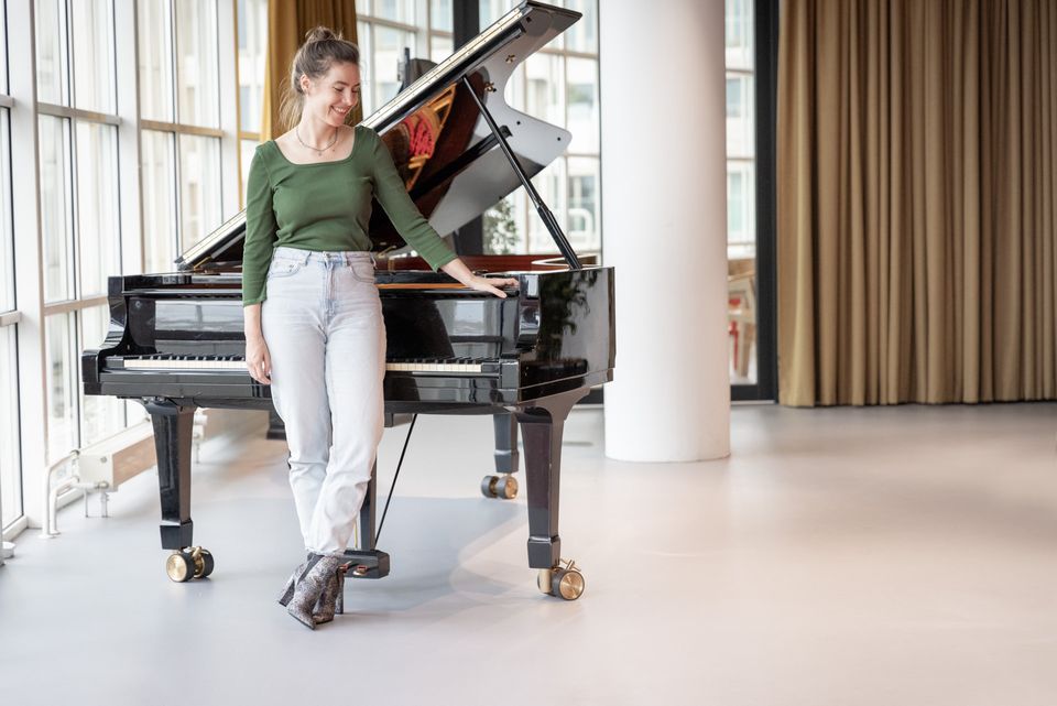 Anne-Maartje bij een piano