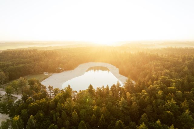 Een drone shot van 't Nije Hemelriek, een meer in de Drentse bossen.