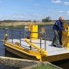 Het naar de andere kant van het pontje is best zwaar werk.