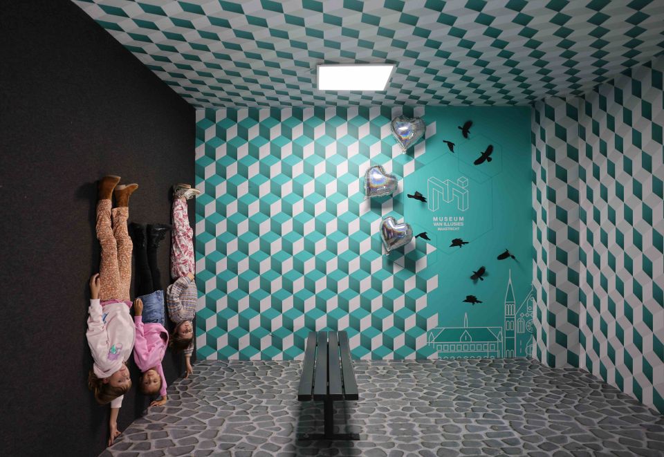 Museum of Illusions Maastricht children in optical illusion space