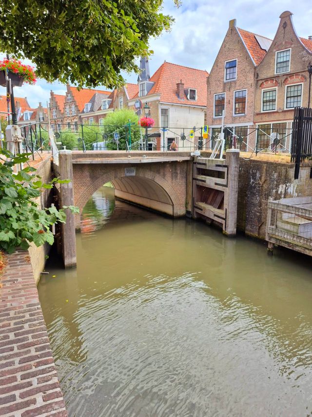 Historische ophaalbrug, Oudewater, Groene Hart, brug over de gracht met monumentale gevels en water in de sfeervolle binnenstad.