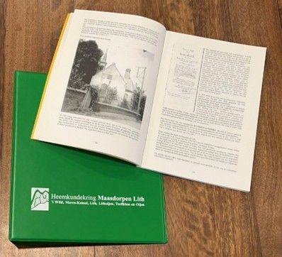 Foto Maaskroniek met nw logo en opgeslagen pagina