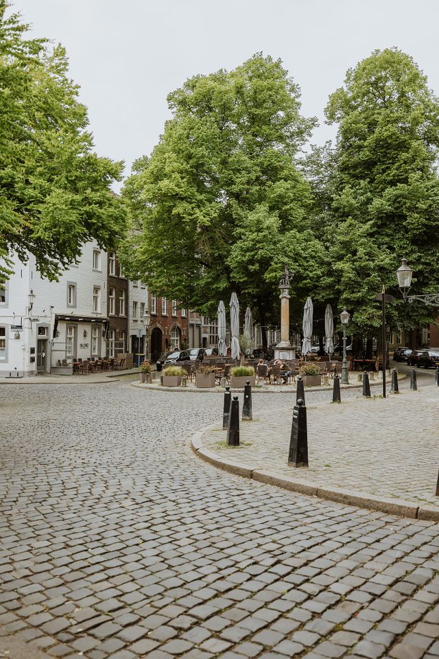 Grote Looiersstraat Maastricht Platz mit Terrasse