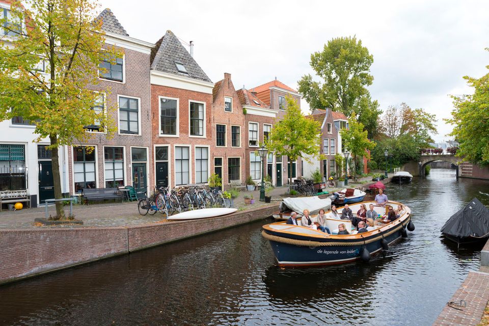 Boaters tour along De Vliet leiden