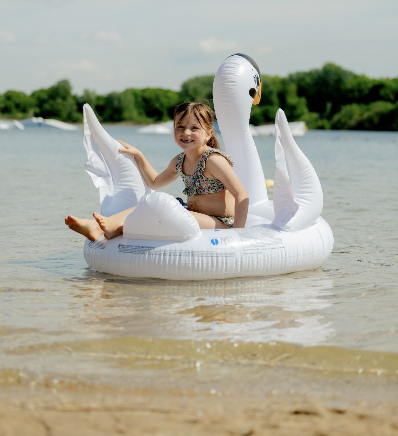 Meisje in zwemband in het water.