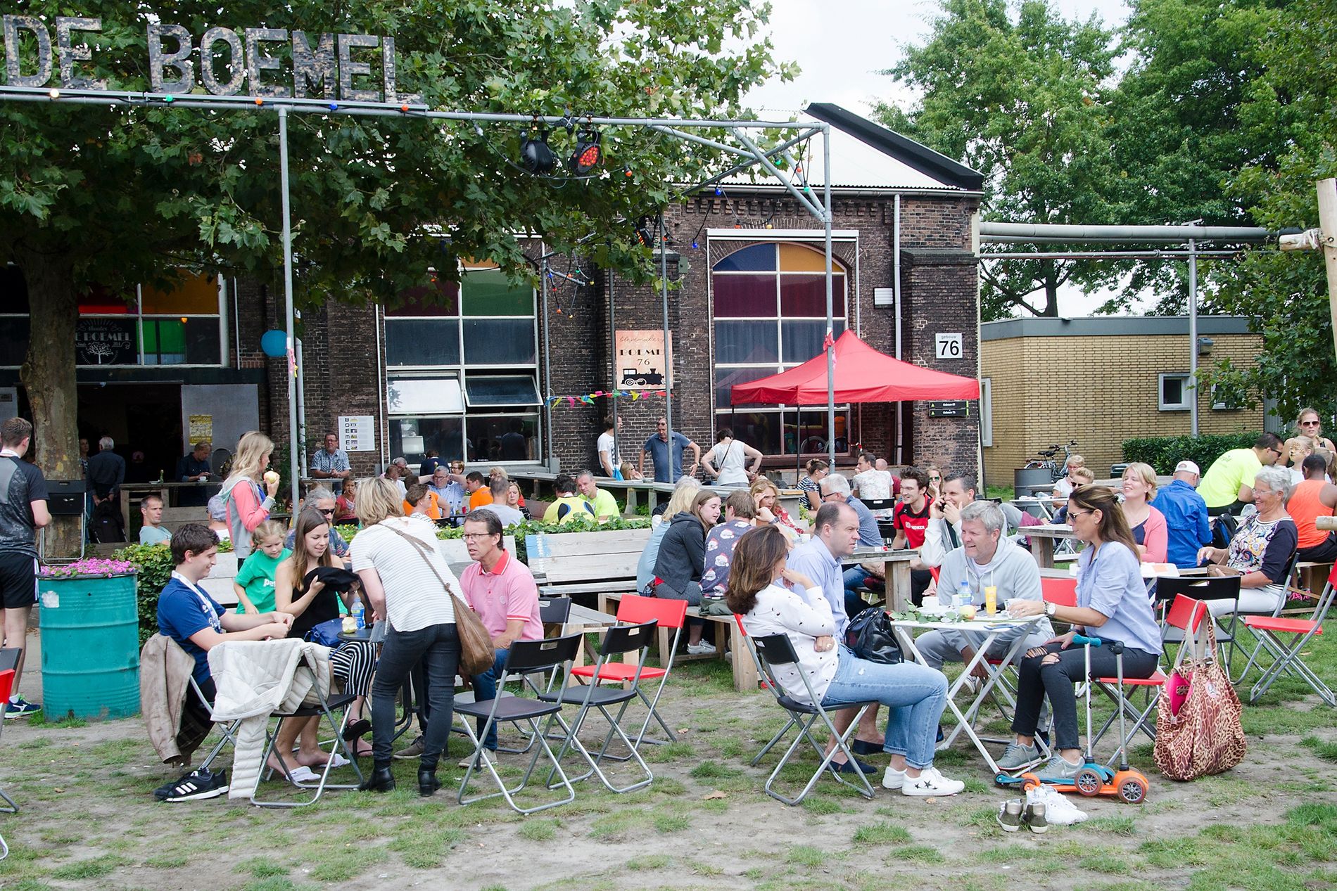 Een foto van de binnentuin van de Boemel.