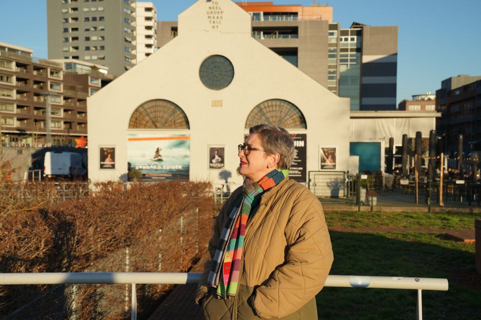Peggy van Sebillen voor bordenhal Maastricht
