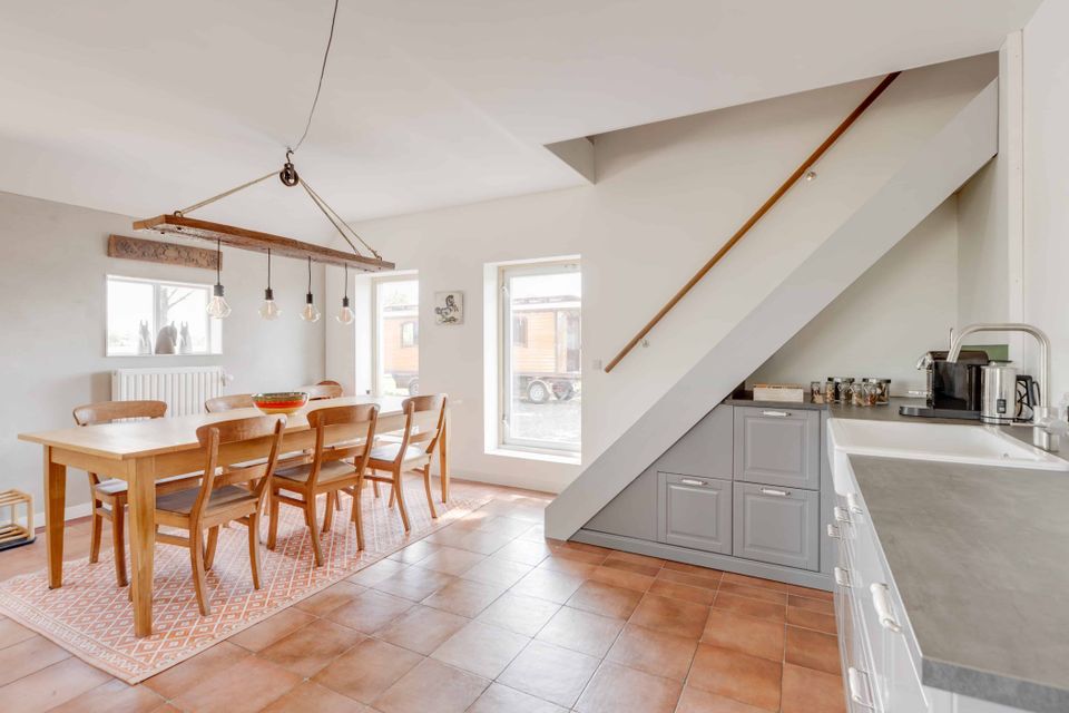 Ontbijttafel met kitchenette
