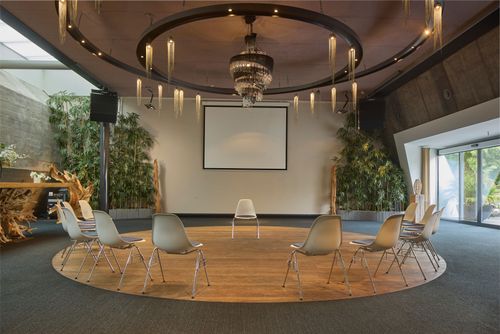 Fort Resort Beemster zaal met beamer en stoelen