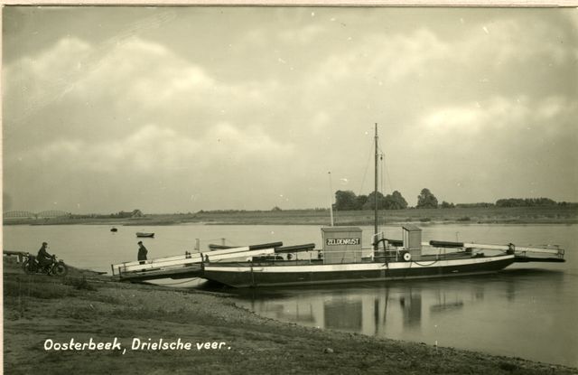 De gierpont voor de oorlog. Dit veer waarop auto's de rivier over konden steken had de veerbaas onklaar gemaakt zodat de Duitse troepen het niet konden gebruiken.