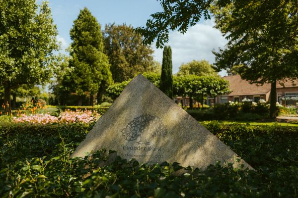 Monument in het park, ter gelegenheid van opening park.