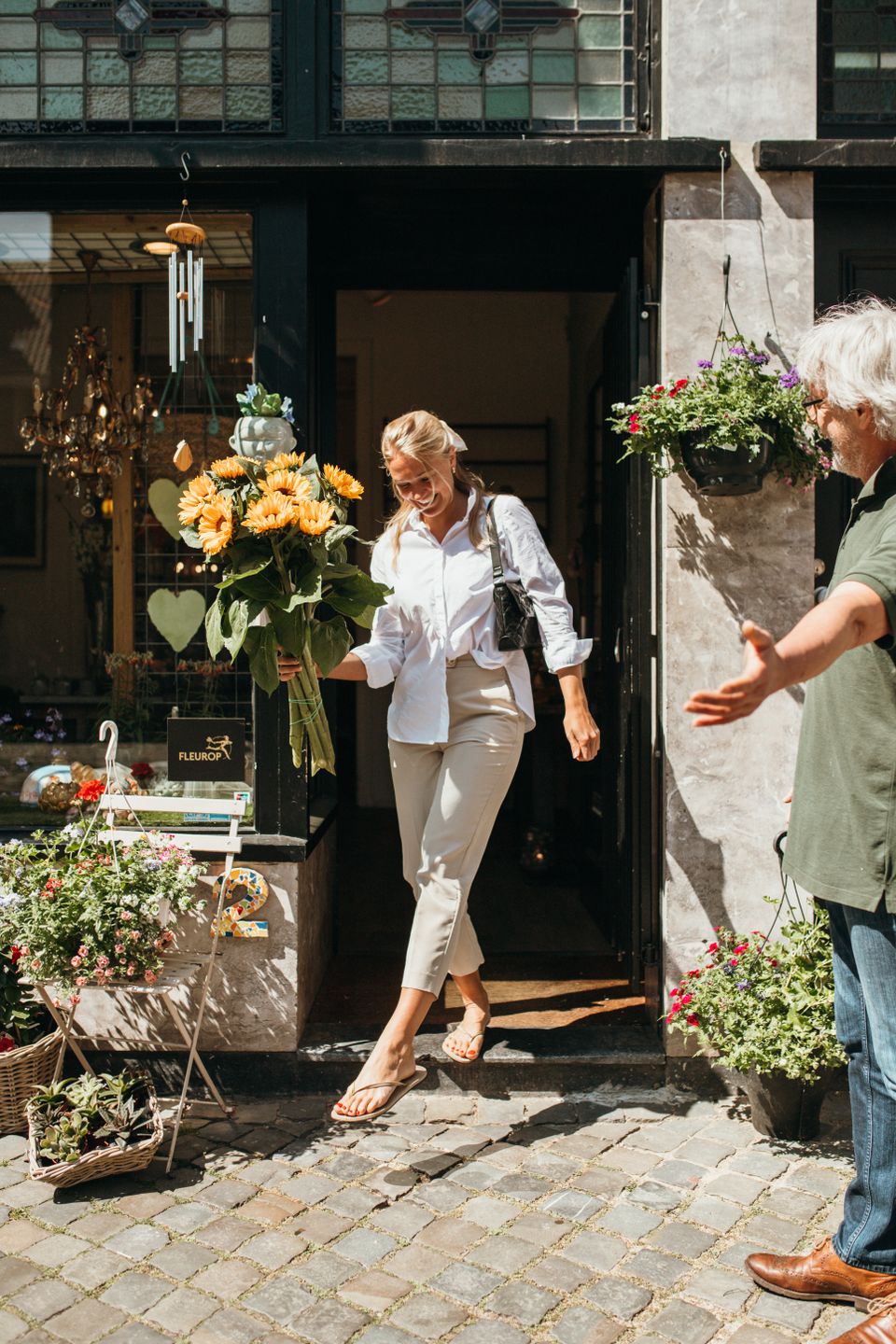 Maastricht bloemenzaak vrouw met zonnebloemen