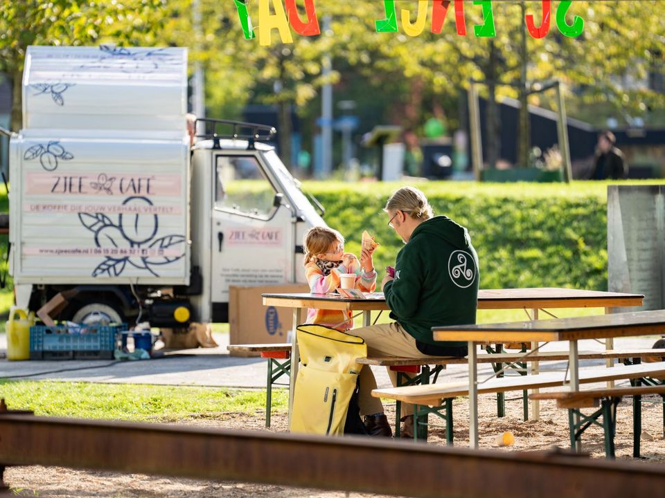 Een meisje die buiten aan het knutselen is tijdens Science Day