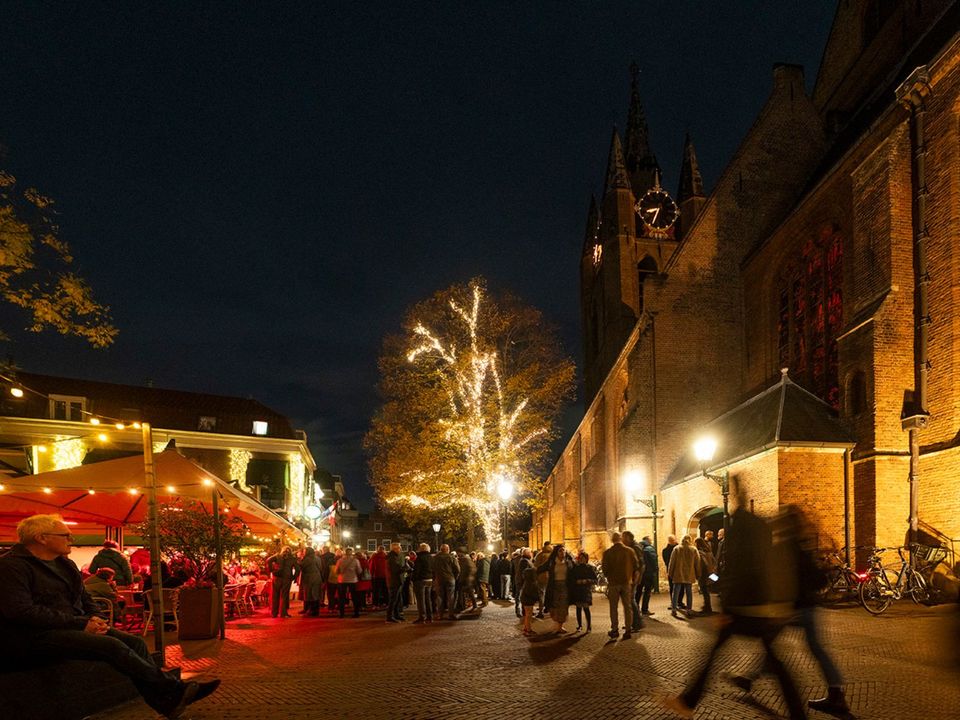 De oude kerk tijdens de avond bij het gezellige brouwplein