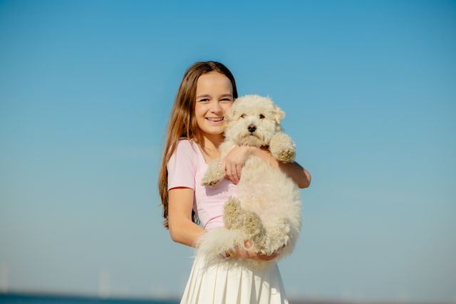 Meisje met hond op recreatiegebied Veluwe aan Zee