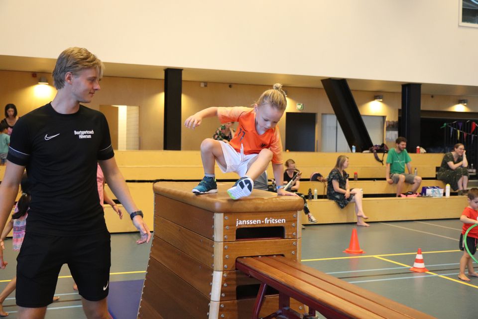 Kindje klimt over gymkast