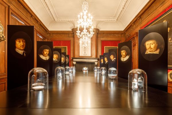 Weesper Porselein expositie in Stadsmuseum Weesp tentoonstellingszaal