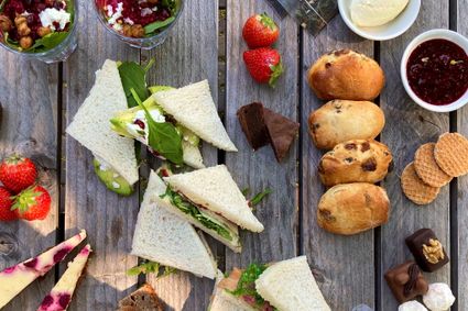 High tea met sandwiches, scones, aardbeien en zoete lekkernijen bij Kloosterhoeve in Harmelen.