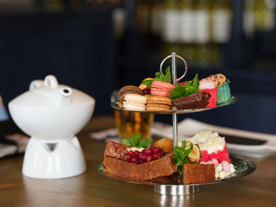 Een tafel met daarop een plateau met hapjes.