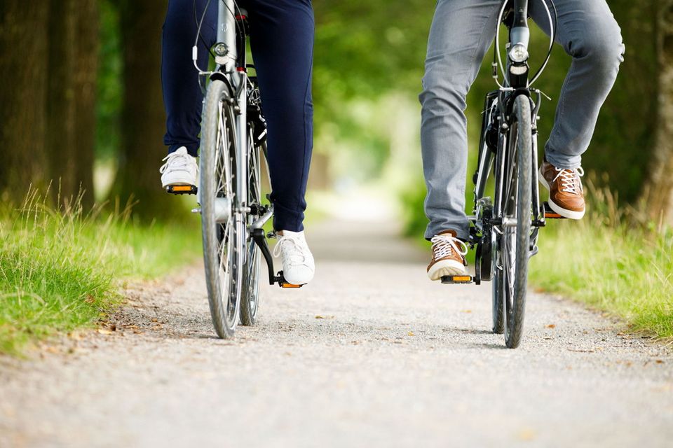 Close-up van twee fietsers naast elkaar.