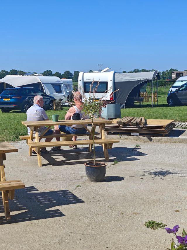 twee mensen treffen elkaar en buurten gezeten aan een picknick tafel