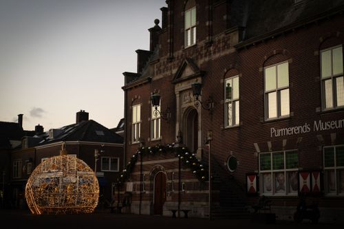 Een verlichte kerstbol op de Koemarkt