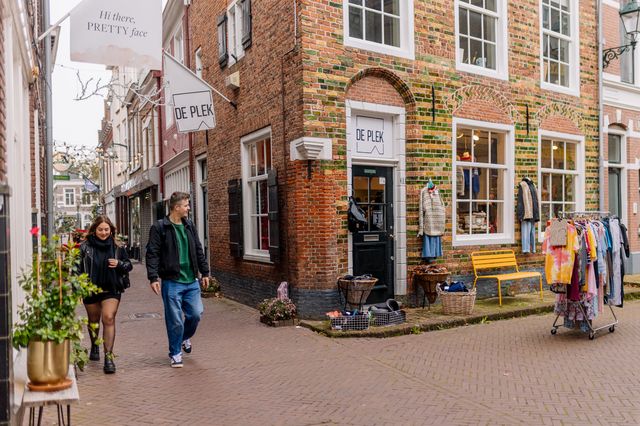 De Plek Vintage - Oudste winkelpand van Leeuwarden (De Gladde Gevel)