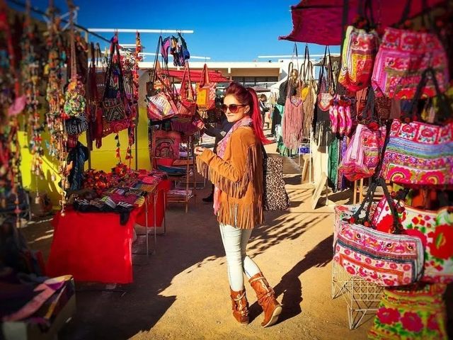 Vrouw op markt tassen