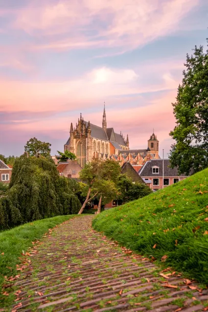 Buitenaanzicht Hooglandsekerk vanaf de Burcht