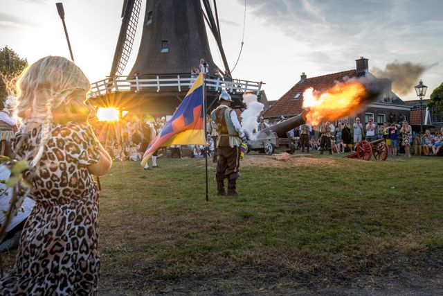 Kanongebulder in Sloten waarbij de stadsschutterij het kanon van Sloten afschiet op het molenerf van Korenmolen de Kaai.