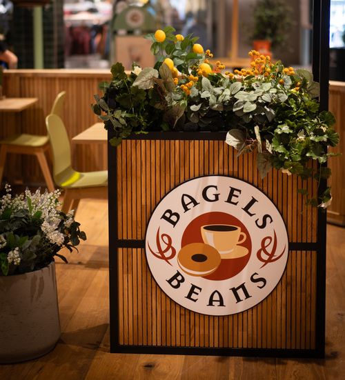 Het logo van Bagels & Beans in het Willem Eggert winkelcentrum