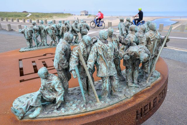 Kunstwerk Kallas Toren bij de uitlaat van de Rijn in Katwijk.