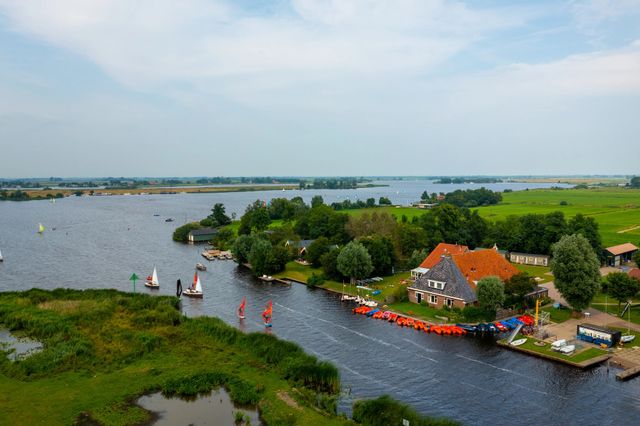 Luchtfoto van groepsaccommodatie Pean