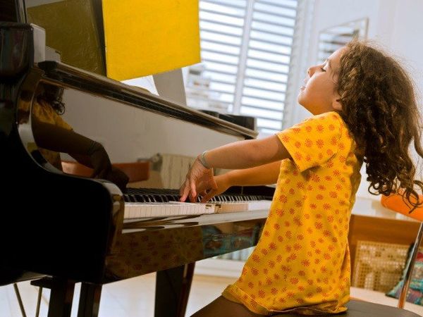 meisje dat piano speelt