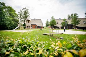 Kinderen spelen in een speeltuintje op een vakantiepark.