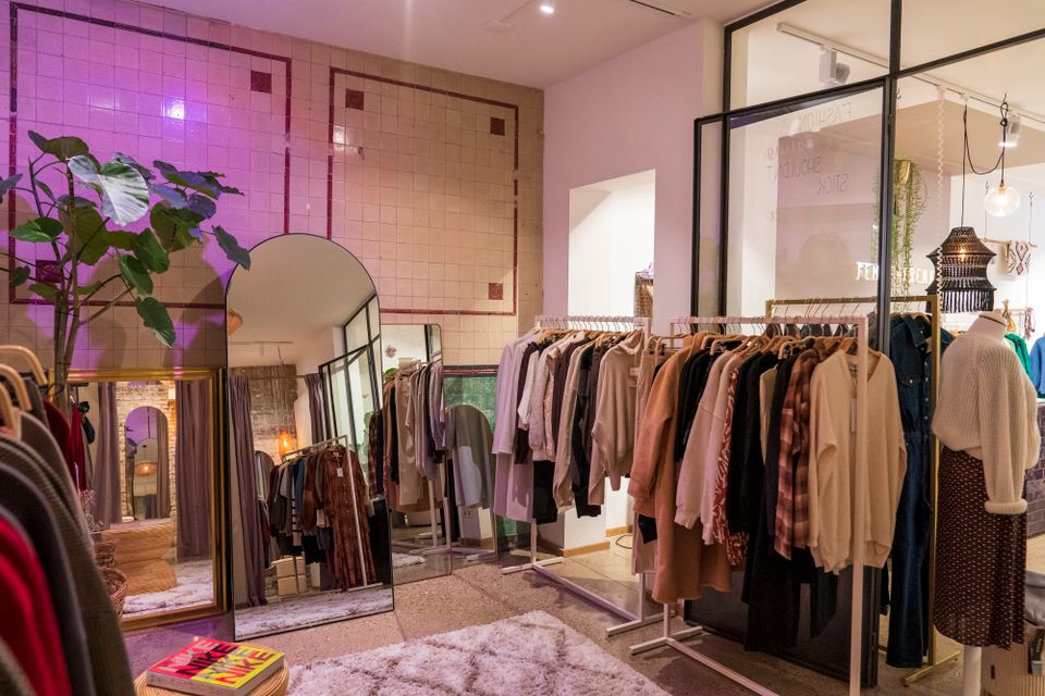 Binnen bij de kledingwinkel Femme + Frenkie in Delft