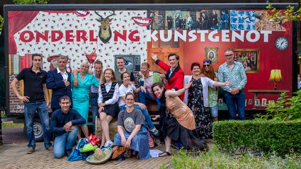 groep toneelspelers in podiumkledij